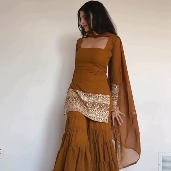 👑 Discover Festive Anarkali Suits for a Regal Look 👑