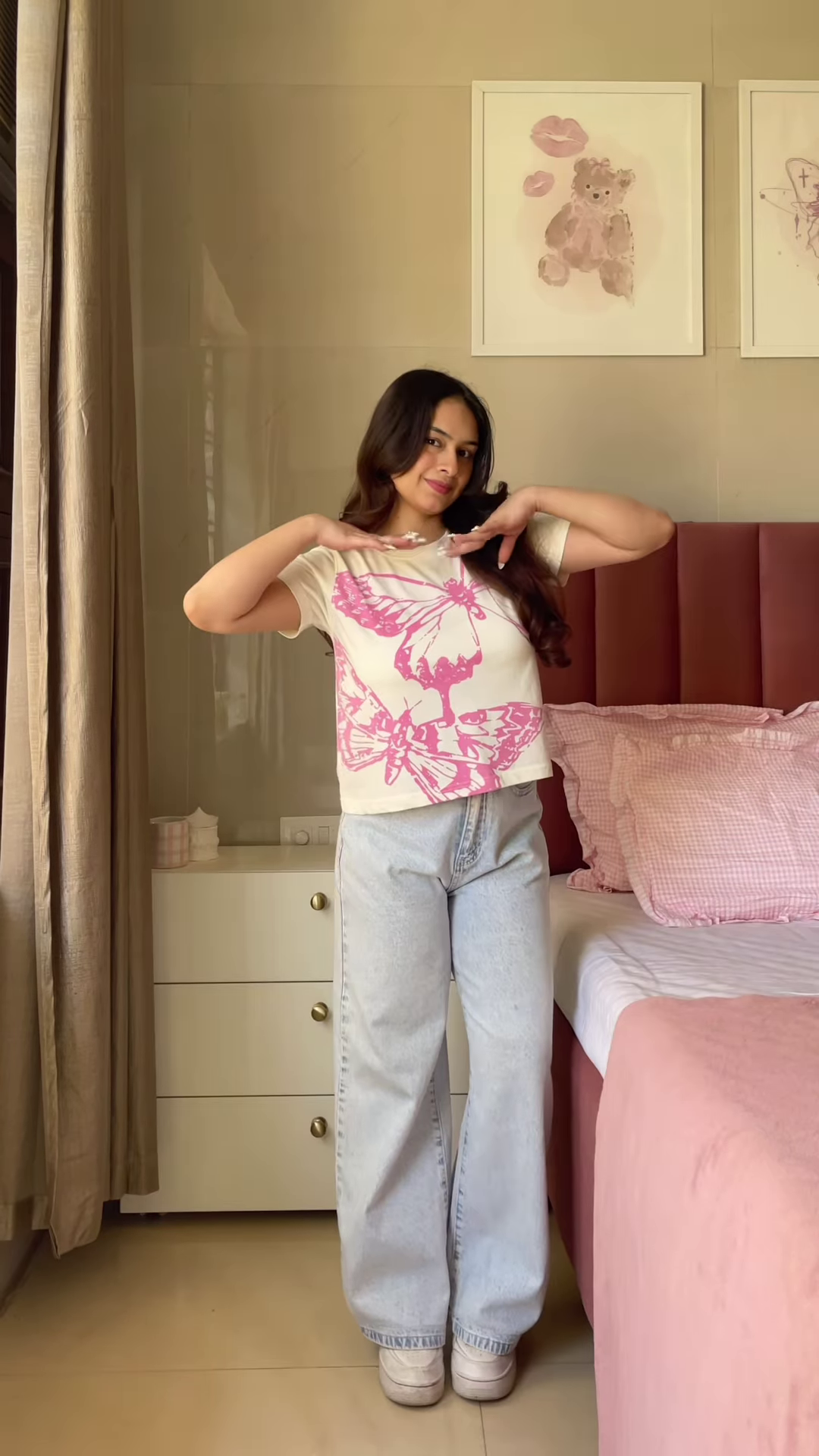 Pink Graphic T-Shirt with “Weekend Vibes” Print Paired with Light Blue Wide-Leg Jeans - Image 9