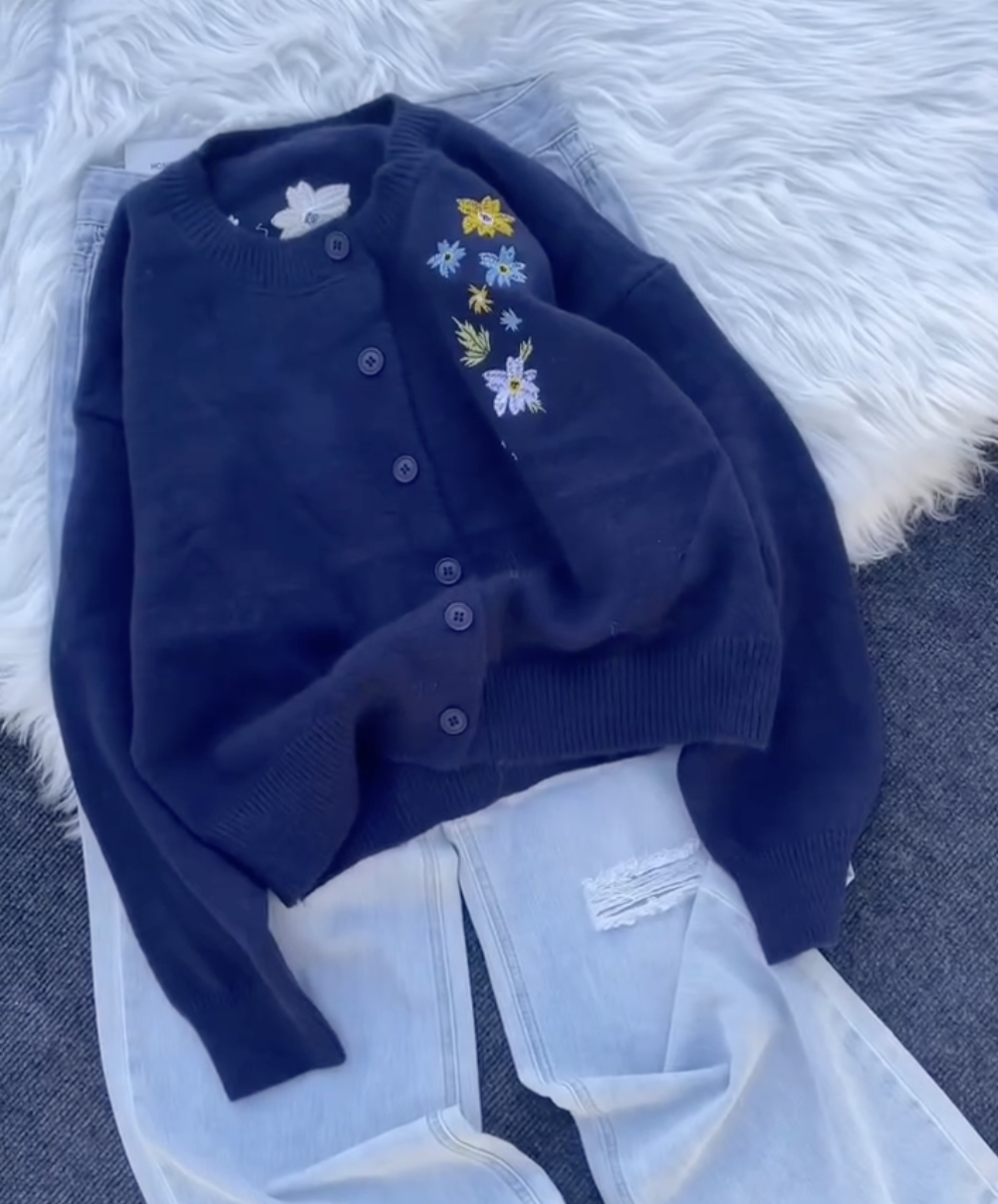 The Hottest French-Style Cropped Cardigan: Effortlessly Chic, Slimming, and Uniquely Yours with Exquisite White Floral Embroidery! - Image 2