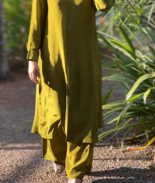 Elegant Green Two-Piece Outfit with Long Tunic and Matching Pants