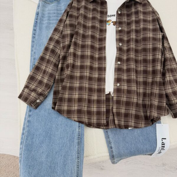 “Cozy Meets Chic: Brown Plaid Flannel Shirt Jacket with Wide-Leg Jeans 🍂👖”