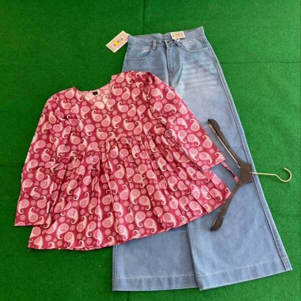 🌸 Effortless Chic: Women’s Floral Printed Top with Wide-Leg Light-Wash Denim Jeans 👖