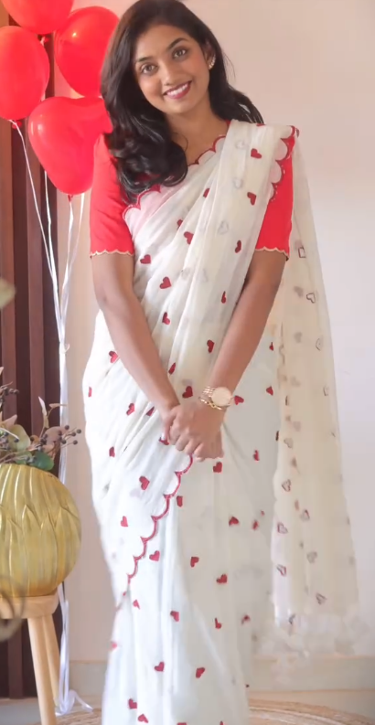 π€β€οΈ Heart Embroidery Scalloped Mul Cotton Saree β Cream with Maroon Elegance β€οΈπ€