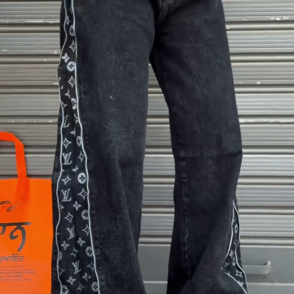 🖤 Trendy Black Denim Baggy Jeans with White Side-Seam Embellishments – Street Style Meets Edge ✨👖