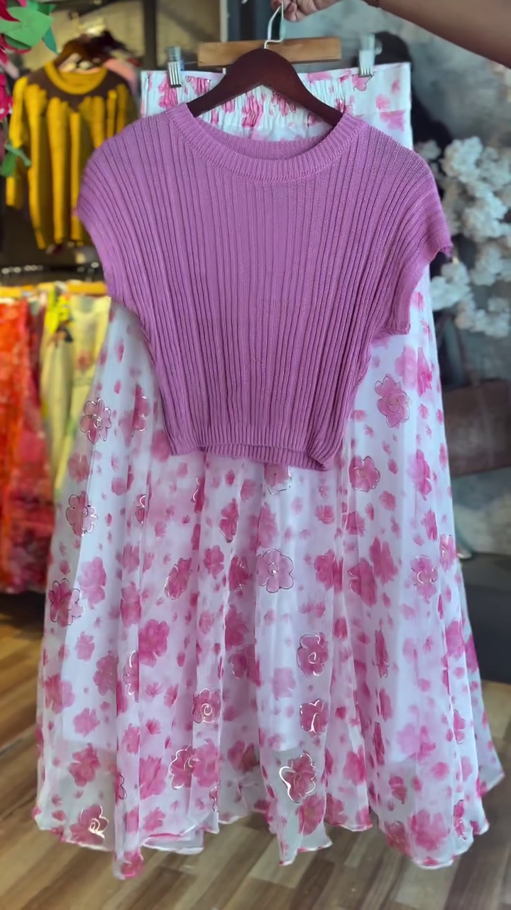 🌸 Pink Floral Print Ensemble – Ribbed Crop Top & Organza Skirt