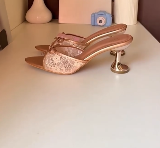 πΈ Chic & Elegant: Cream and Pink Block Heel Shoes π - Image 2