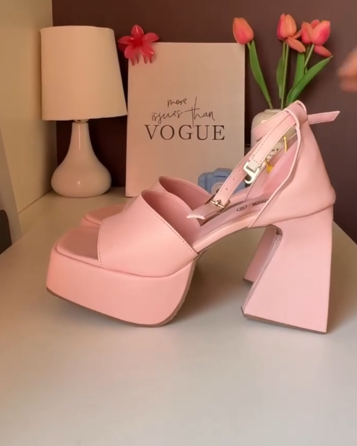 πΈ Chic & Elegant: Cream and Pink Block Heel Shoes π - Image 4
