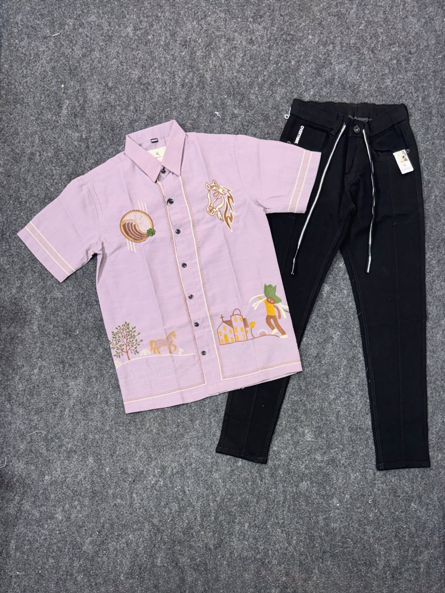 ✨ Effortless Style: Embroidered Short-Sleeve Shirt with Brown Jeans Combo ✨ - Image 4