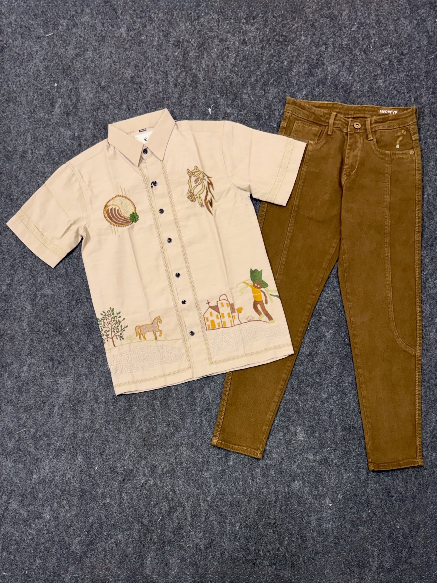 ✨ Effortless Style: Embroidered Short-Sleeve Shirt with Brown Jeans Combo ✨ - Image 3