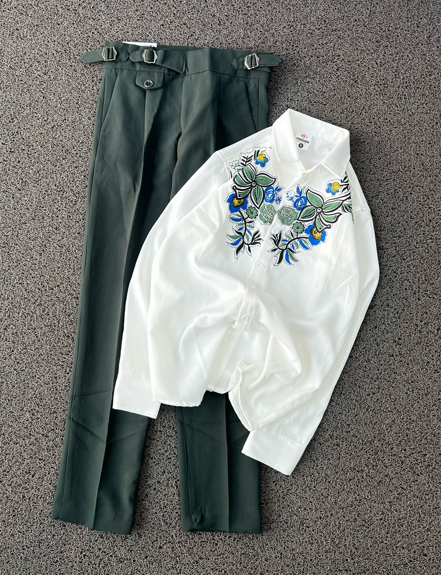 πΏ Elegant & Fresh: White Embroidered Cotton Shirt with Dark Green Trousers π€