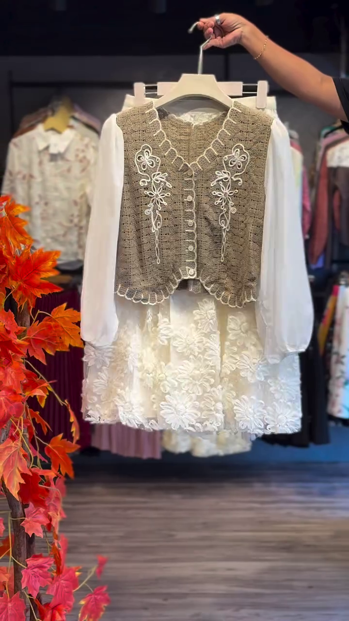 Chic Floral Crochet Vest with Long-Sleeve Ruffle Trim Top Set β Stylish Layered Elegance πΈ