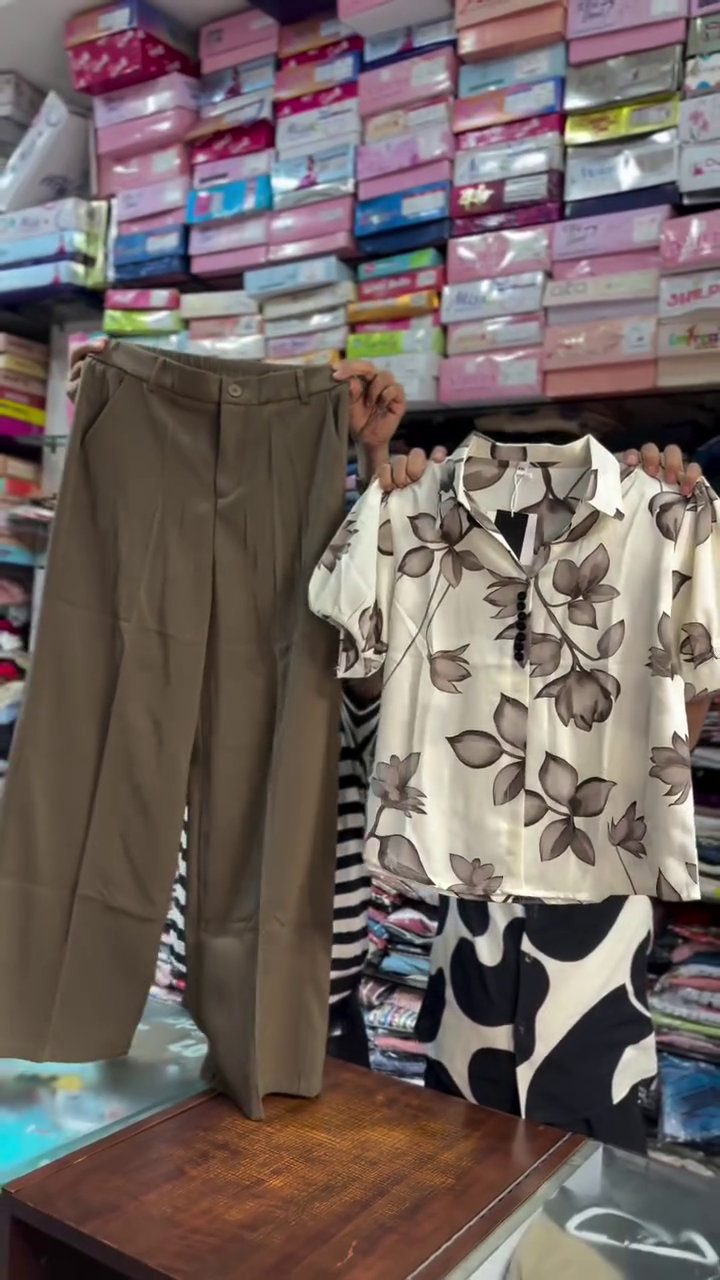 π€ Effortless Chic: White Wide-Leg Trousers with Printed Button-Down Shirt π€ - Image 2