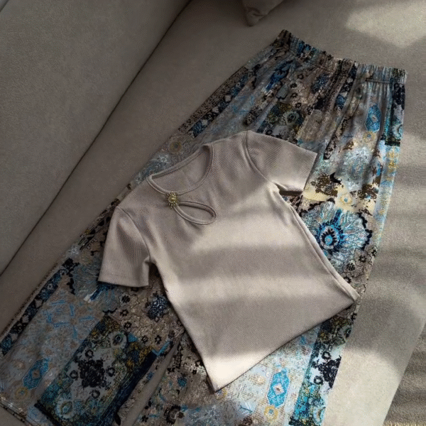 “Effortless Chic: Beige Casual Suit with Stylish Wide-Leg Pants” 🤍👗✨