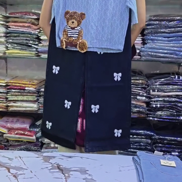 ✨ Stylish Light Blue Ruffle Top & Bow-Tie Flare Pant Set for Girls – Adorable Teddy Bear Appliqué Outfit ✨